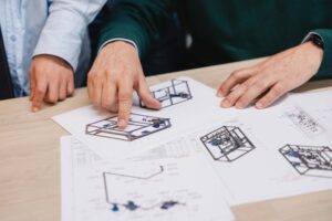 Señalando partes de un plano perteneciente a ingeniería y diseño